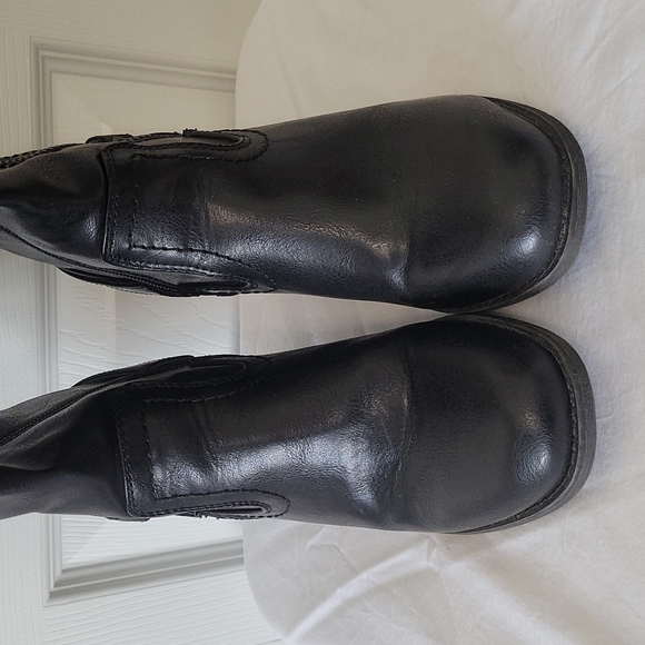Black boots with zipper and buckle details. Size 8. - Picture 4 of 6